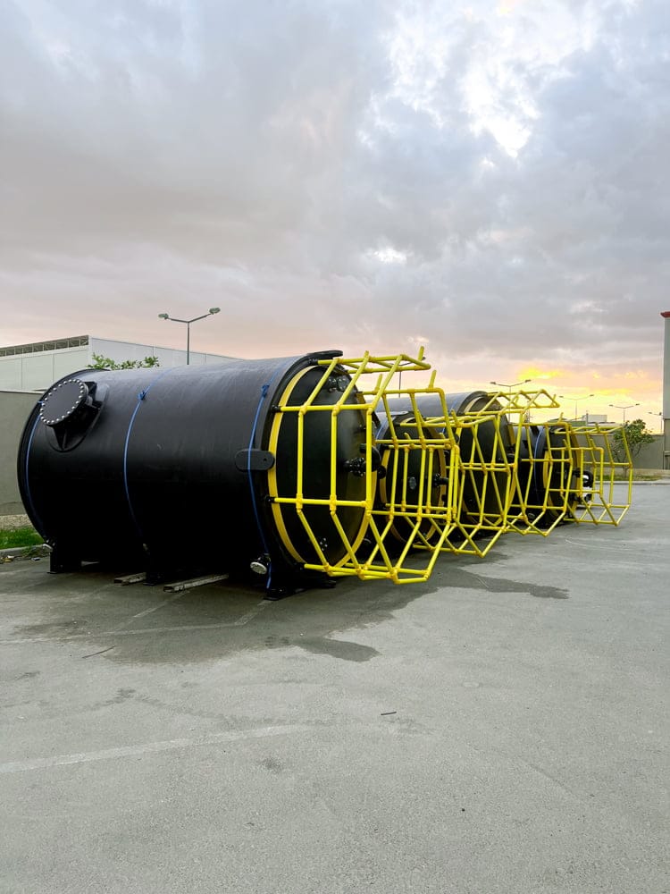 מכלי HDPE מחכים להמכלה - מיועדים למתקן התפלה בצ'כיה